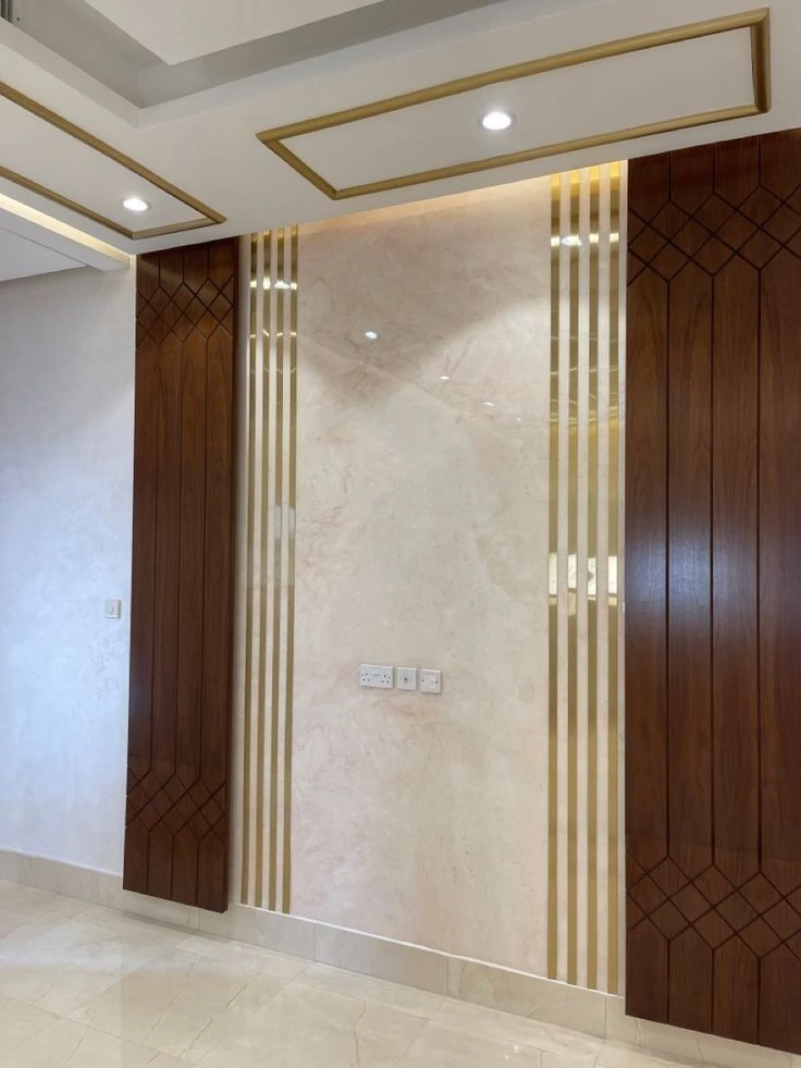 واجهة داخلية مزينة بألواح بديل الخشب