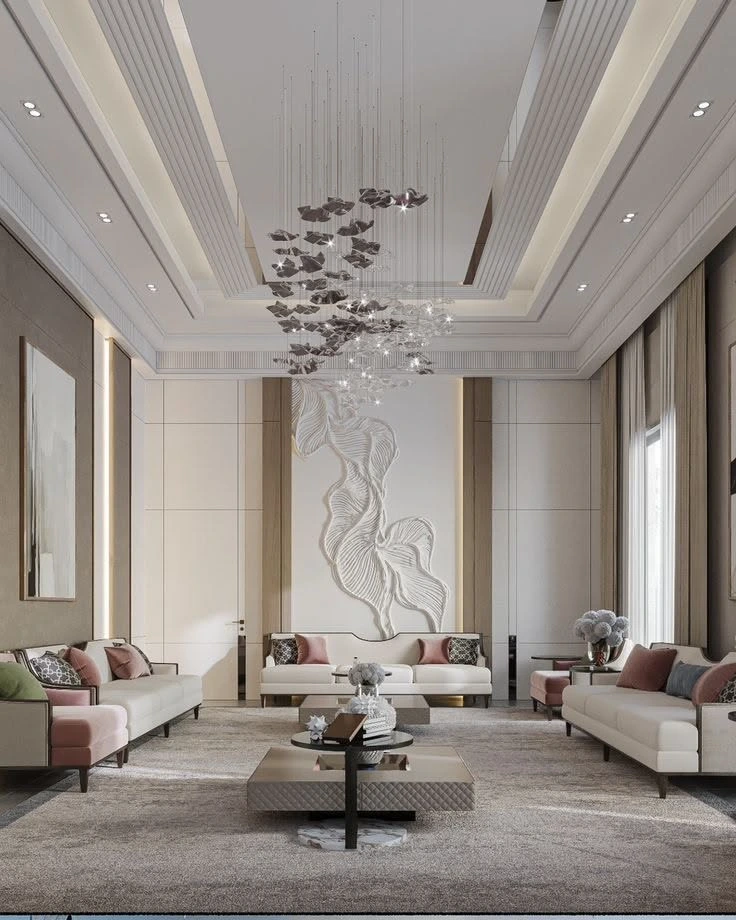 فني تصميم داخلي أثناء تنفيذ مشروع سكني