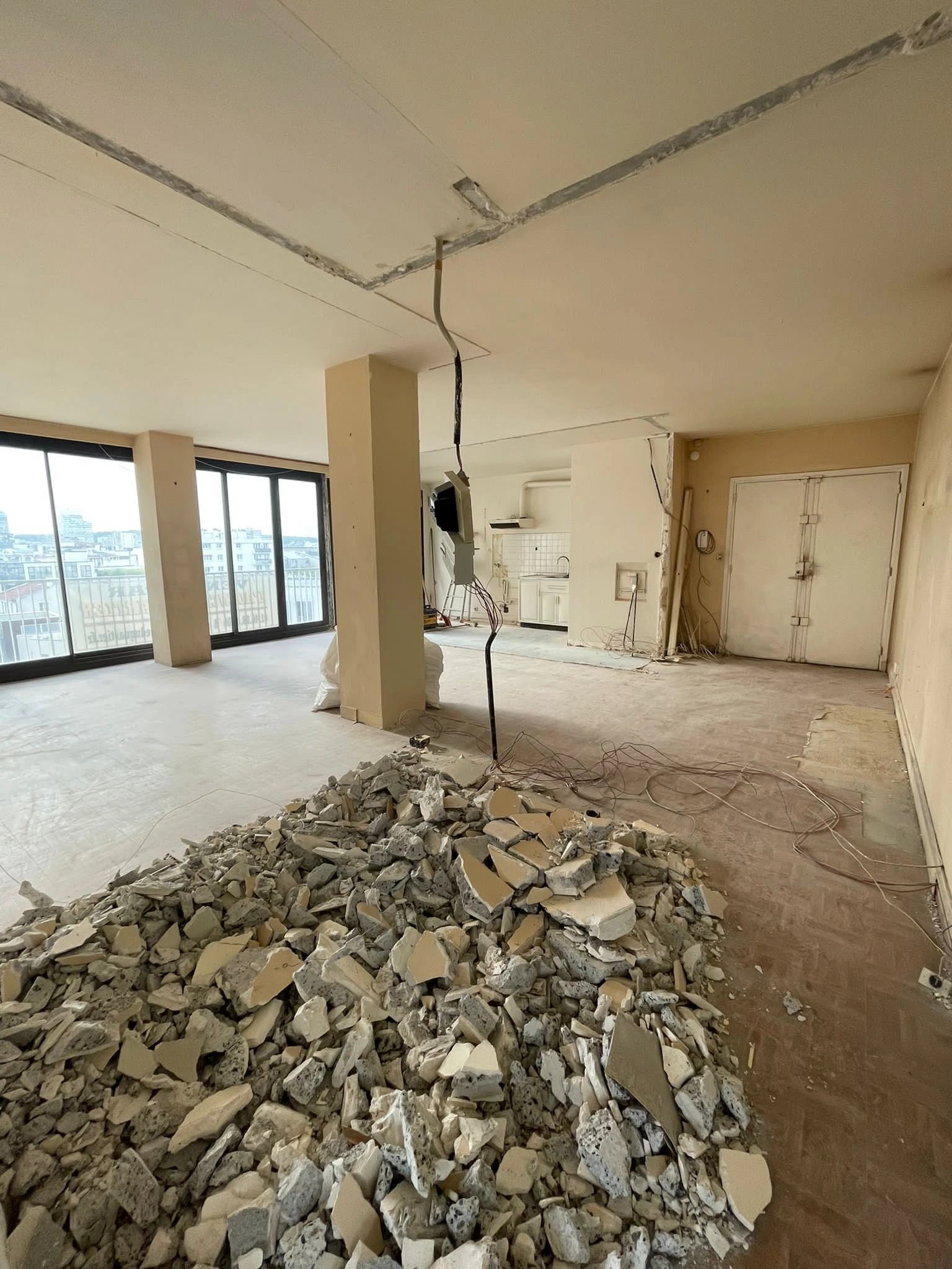 فريق مقاول ترميم مباني الرياض ينفذ أعمال ترميم مباني الرياض داخل عمارة سكنية