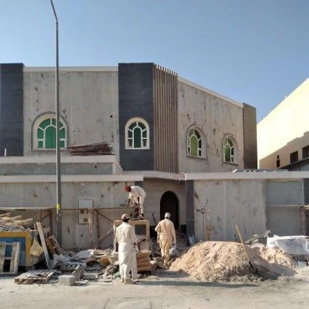 مهندس يفحص تشققات الجدران داخل منزل سكني
